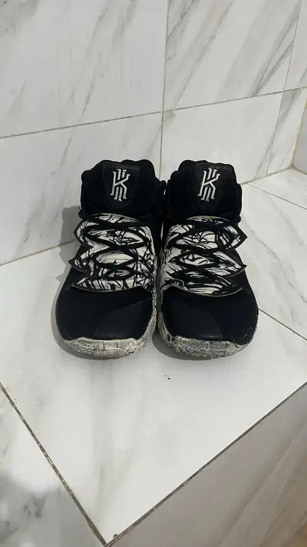 Sepatu Basket Kyrie Irving 5 Black & White