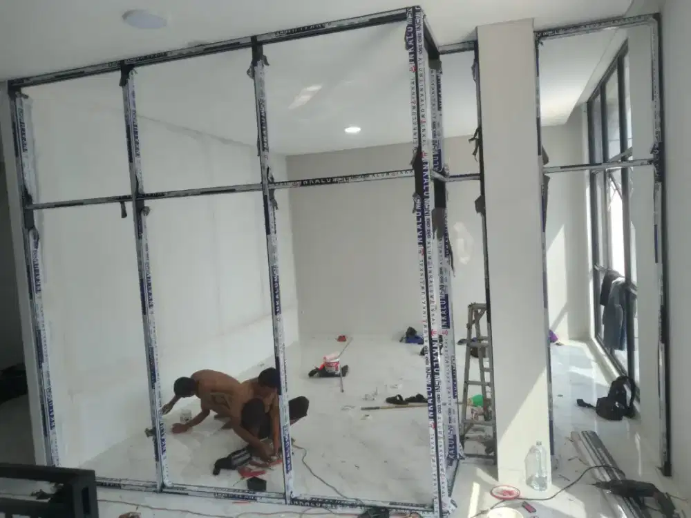 Partisi kaca dan pintu