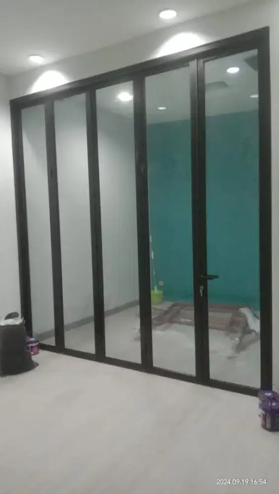 Pintu kaca dan partisi