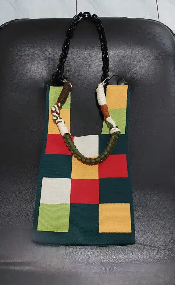 Tas polyknit dengan tali macrame