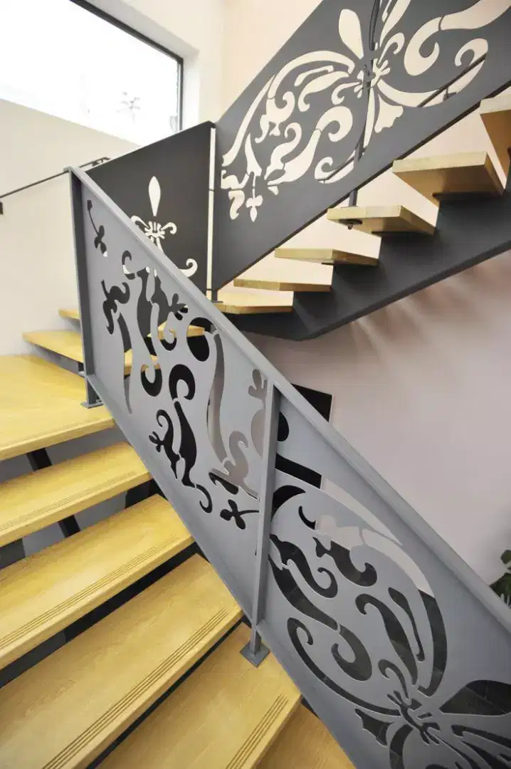 Realing tangga plat cutiing motif