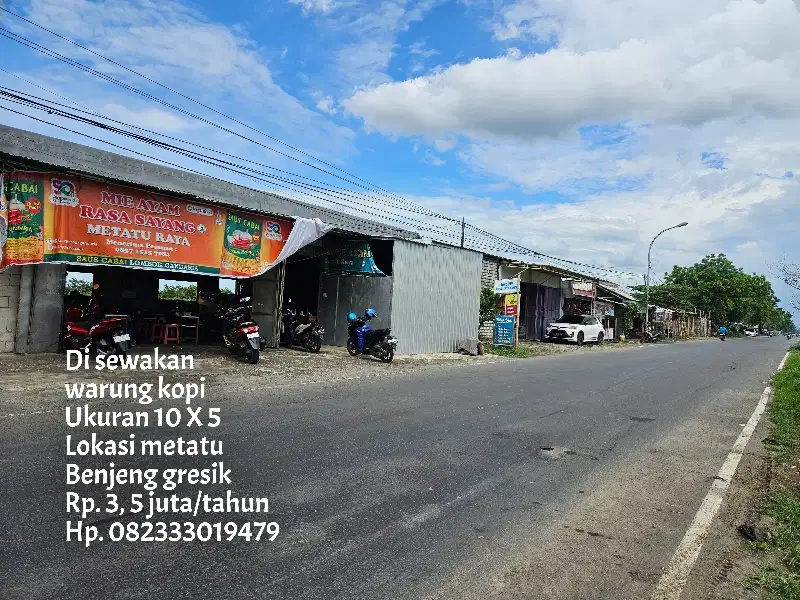 Di kotrakkan warung kopi pinggir jalan raya metatu gresik