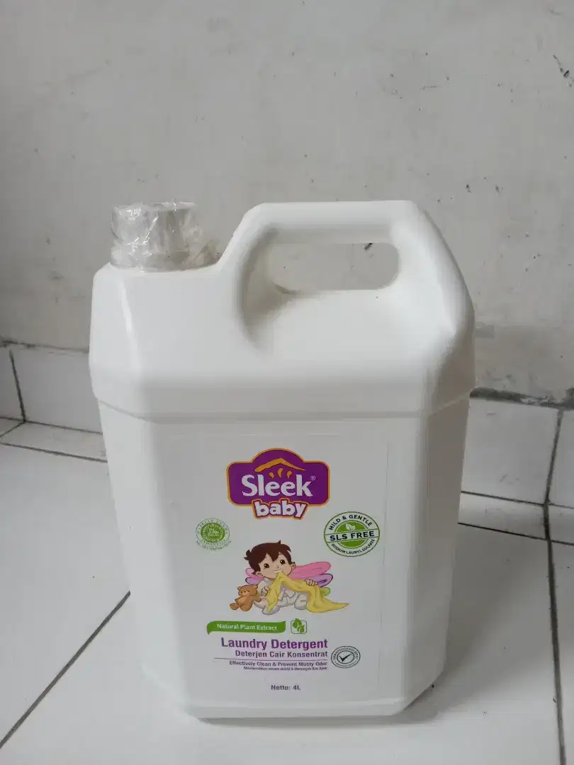 Sleek baby laundry detergent