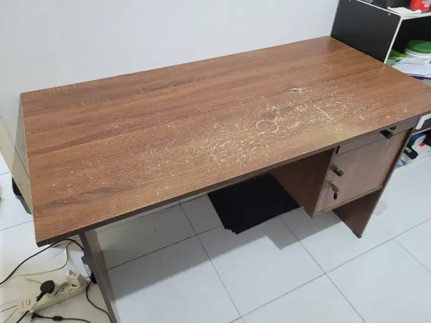 Meja kantor diambil sekarang