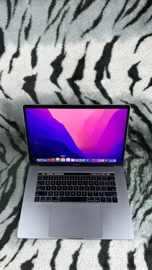 Macbook Pro 17 16/256GB i7 15 inch