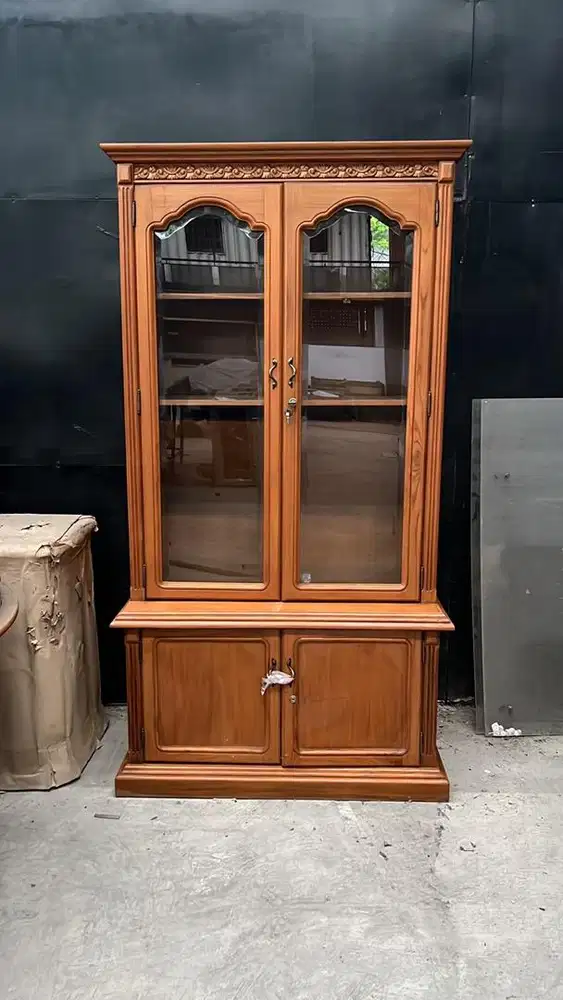 Lemari Pajangan Berkaca