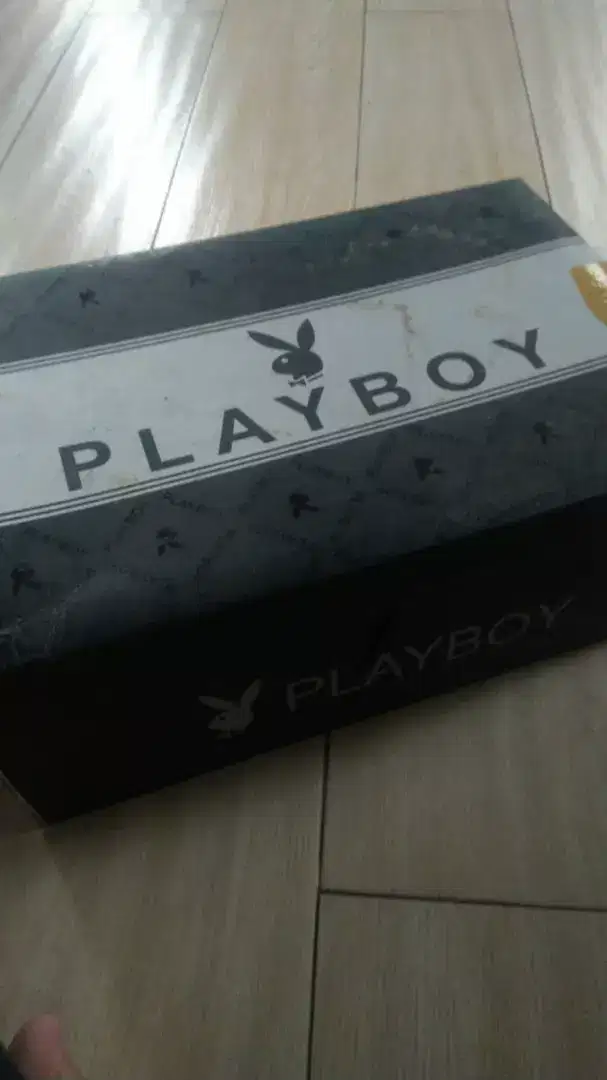 Sepatu kulit merk playboy