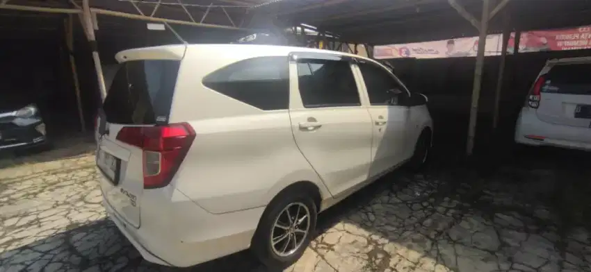 Mobil putih idaman keluarga