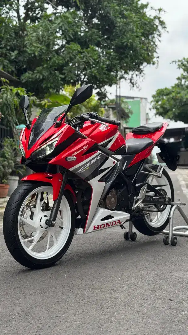 Honda CBR 150R KM Rendah ISTIMEWA