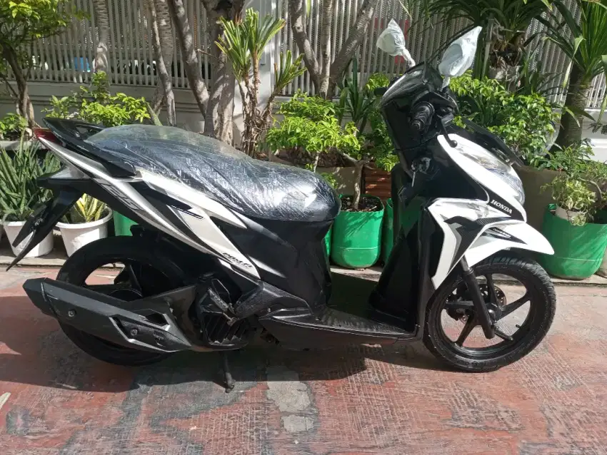 Bekas berkualitas bergaransi Honda Vario kzr 125 2015 putih siap pakai