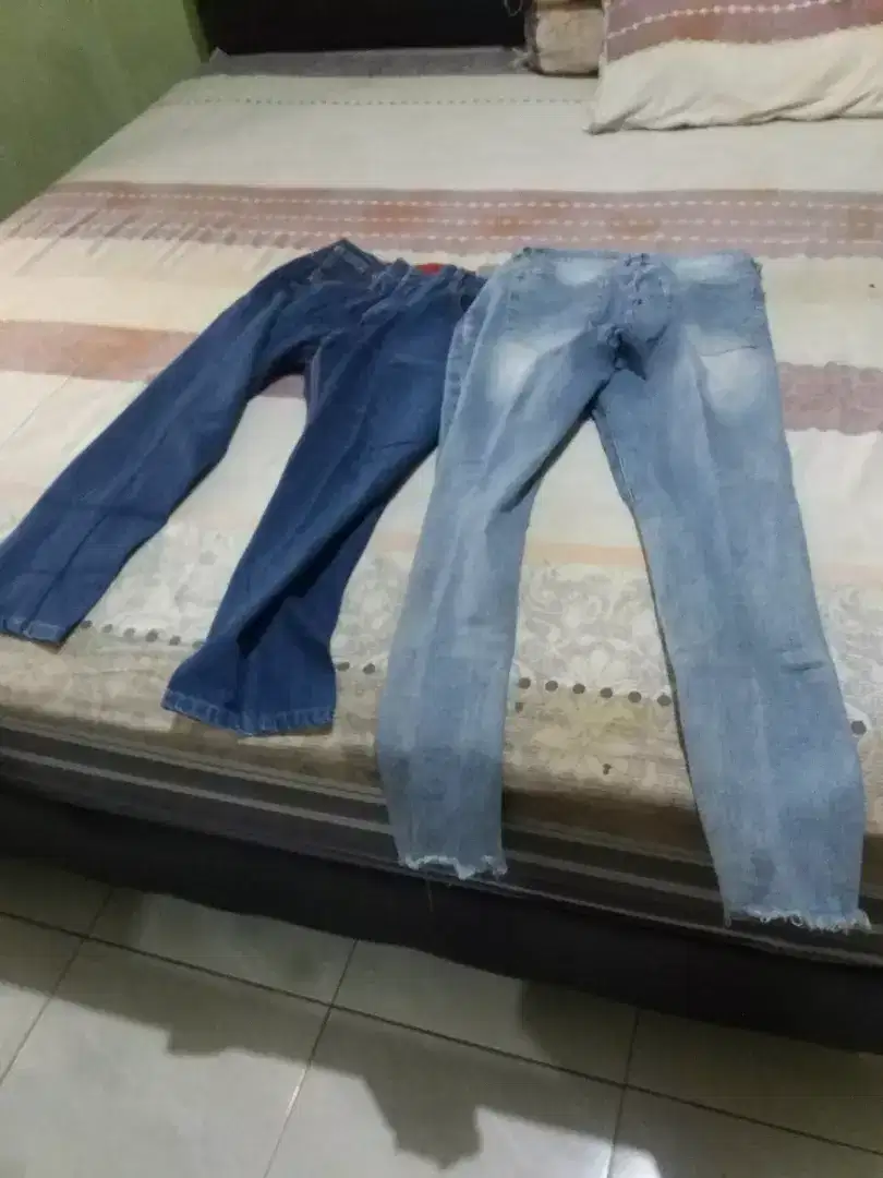 2 Celana Jeans levis