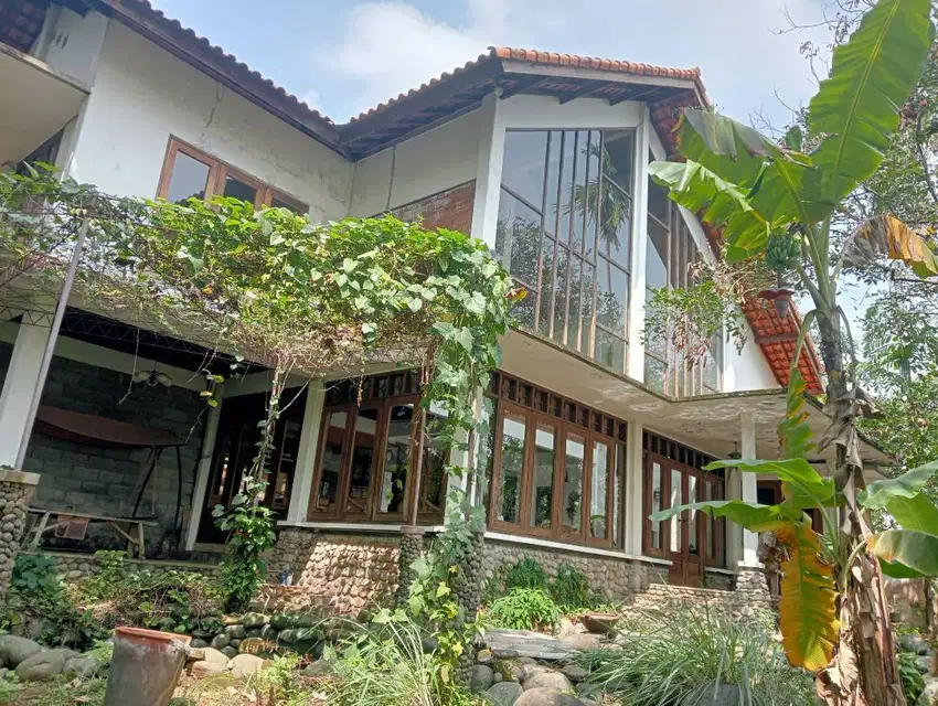 Rumah Villa nuansa Etnik, lengkap dengan isinya