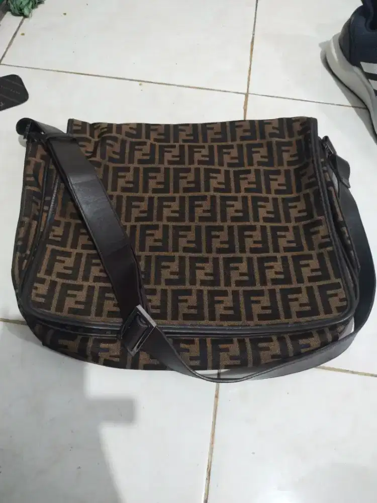 Tas selempang cowok Fendi original