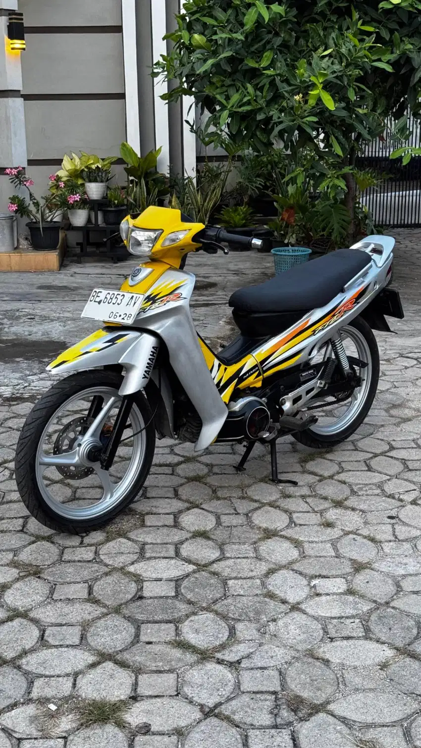 Yamaha F1Zr milenium 2000 kuning