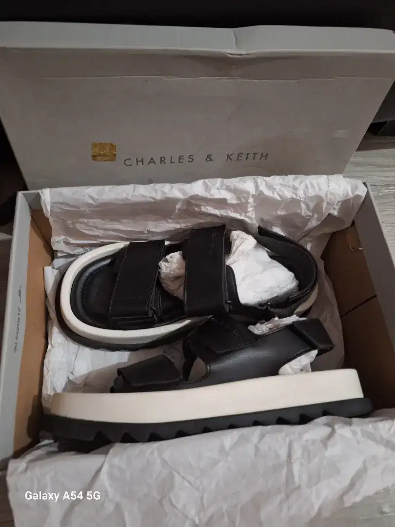 Sendal charles & keith preloved