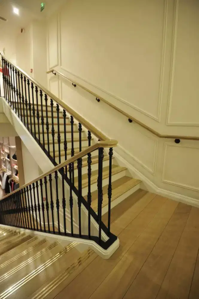 Relling tangga pegangan kayu