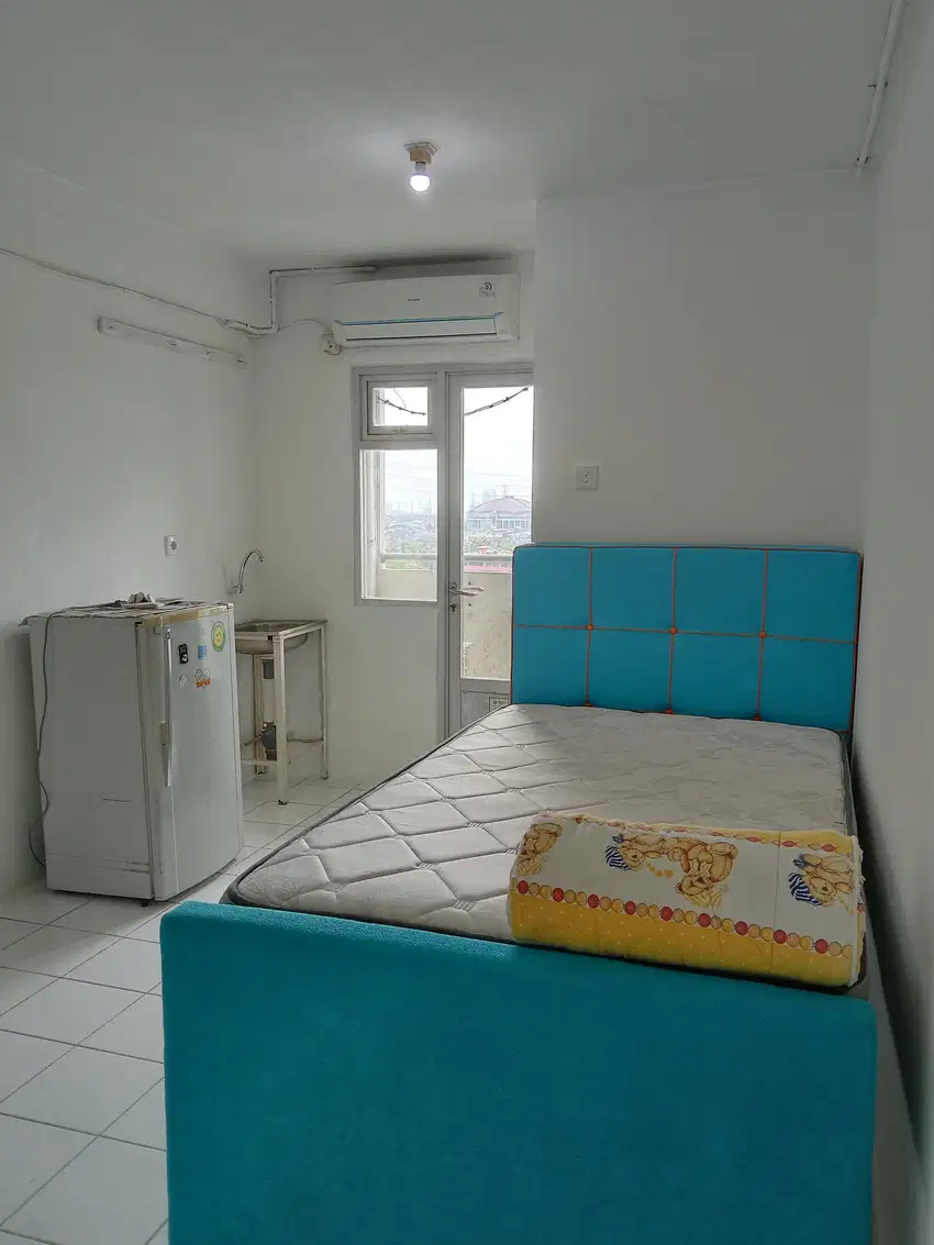 Di sewakan apartemen studio kosongan + ac dan kulkas, Chrysant Lt. 11