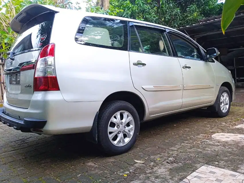 toyota kijang innova (2010)