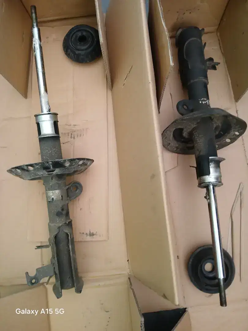 Shock breaker depan kanan kiri BRV tahun 2016