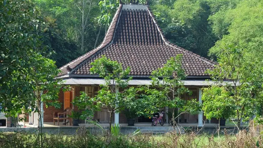 Rumah Joglo dan Tanah Luas di Depan Jalan Raya