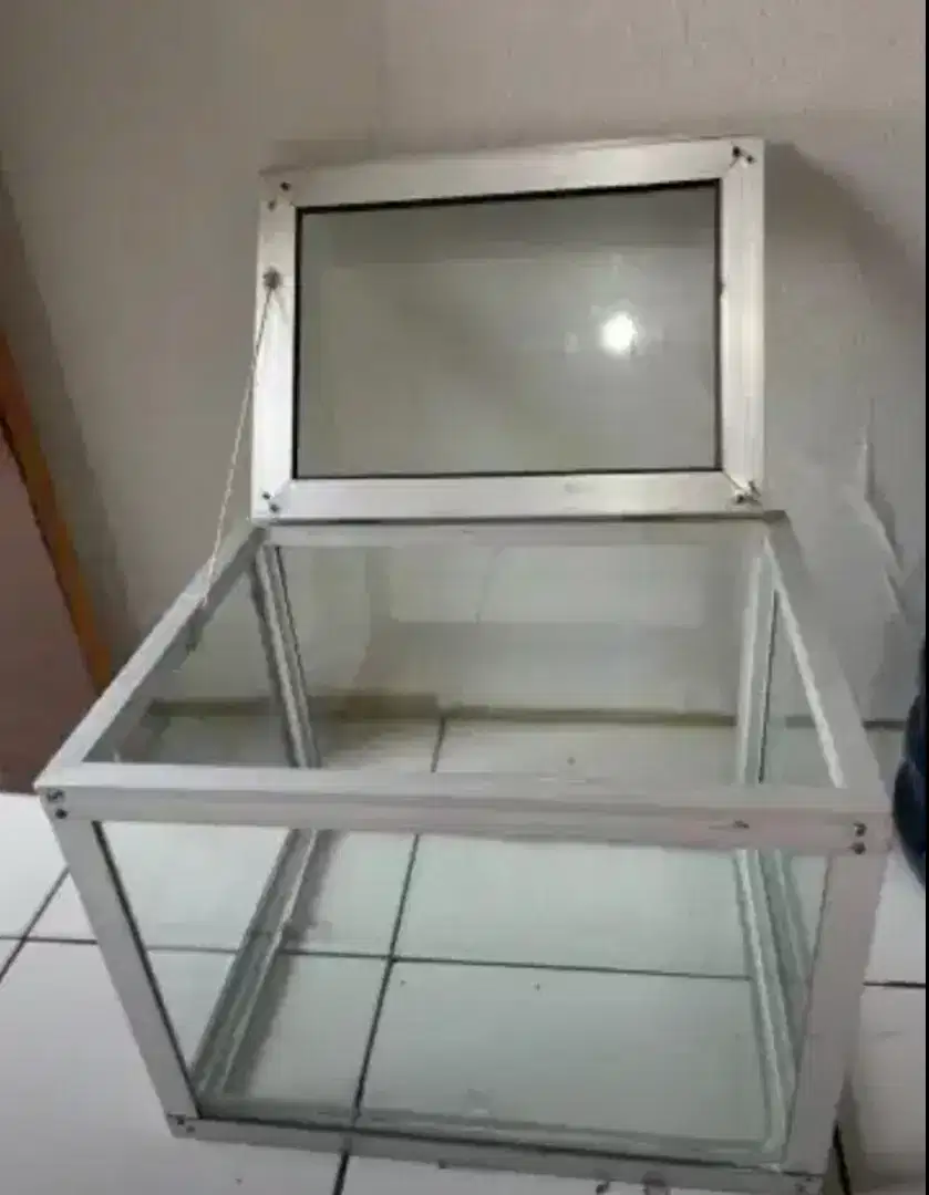 Etalase Kaca aluminium Jambu kristal multifungsi