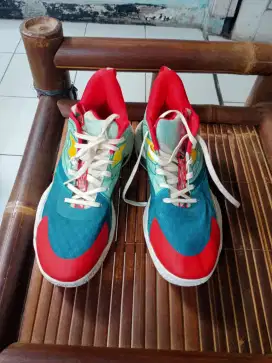 Sepatu basket like new