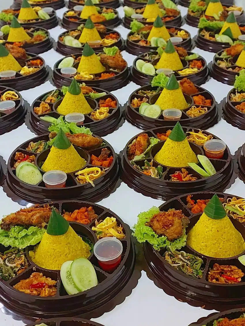 Tumpeng spesial nasi kuning untuk bingkisan ulang tahun,syukuran,dll