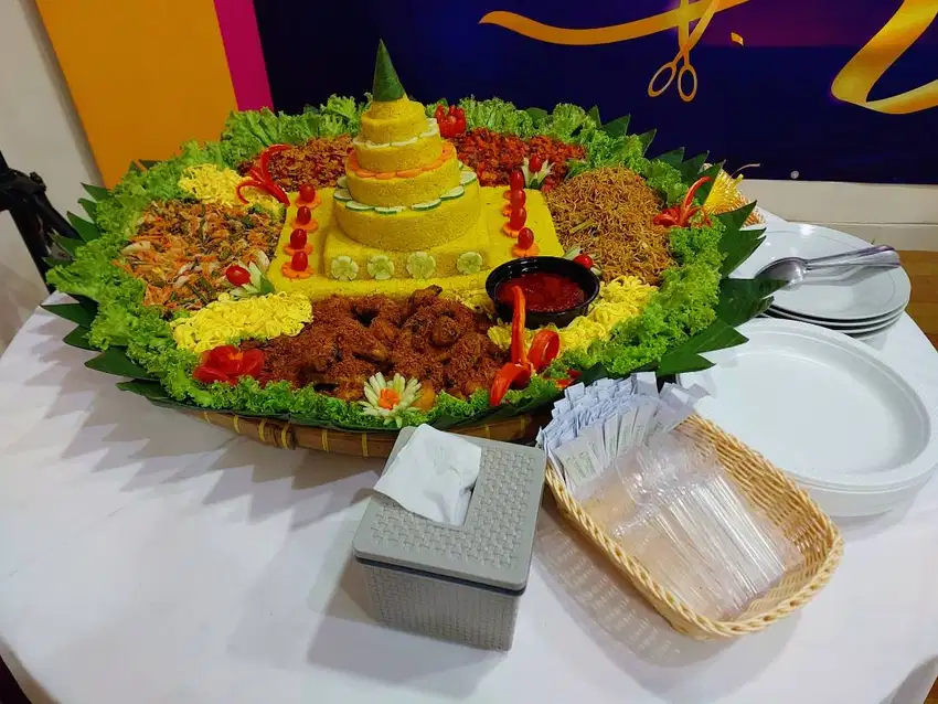 Tumpeng spesial nasi kuning untuk bingkisan ulang tahun,syukuran,dll