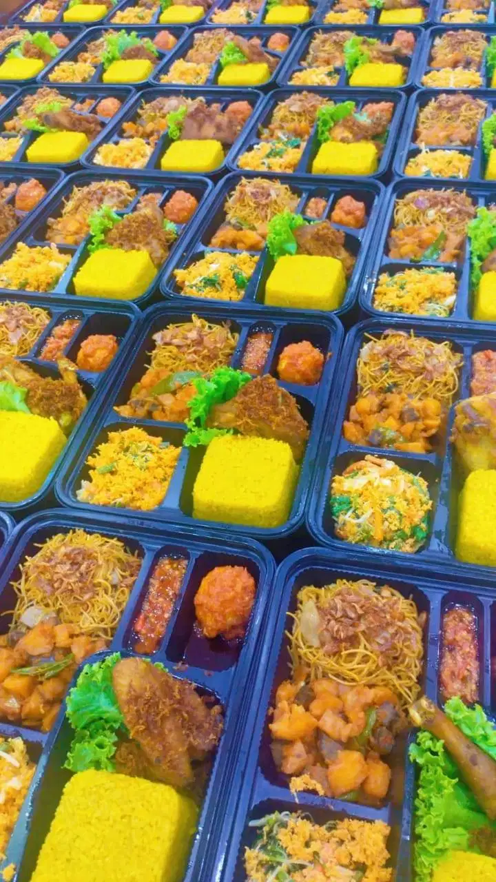 Paket box nasi kuning untuk ulang tahun,syukuran,acara kantor,dll