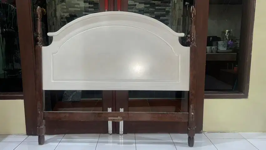 Tempat tidur bekas 4 kaki