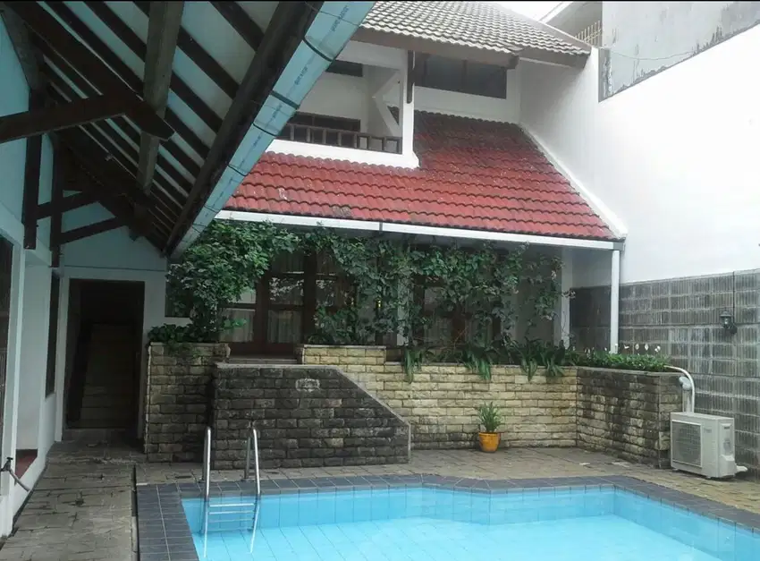 Dijual Rumah Cantik 2lt ada Kolam Renang di Pejaten