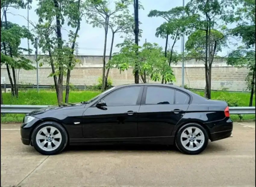 BMW 320i 2005 ISTIMEWA