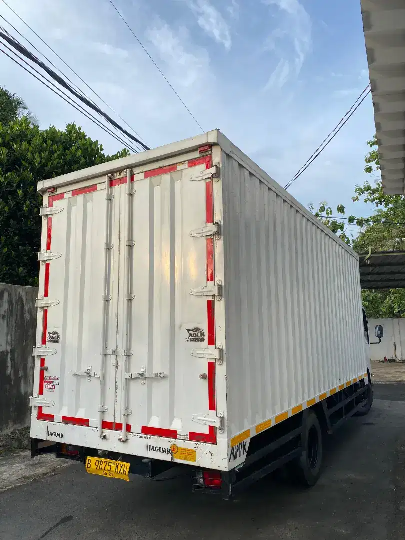 Isuzu NMR81L Box Jumbo mobil seken rasa baru