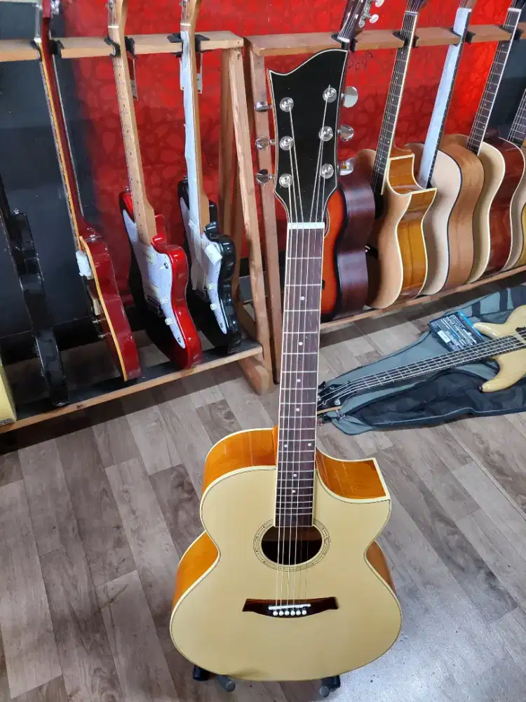 Gitar akustik premium lokal