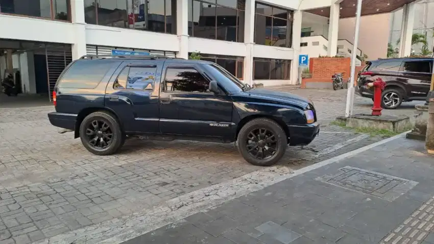 Dijual Cepat Mobil Blazer tahun 2002, warna biru metalik (NEGO)