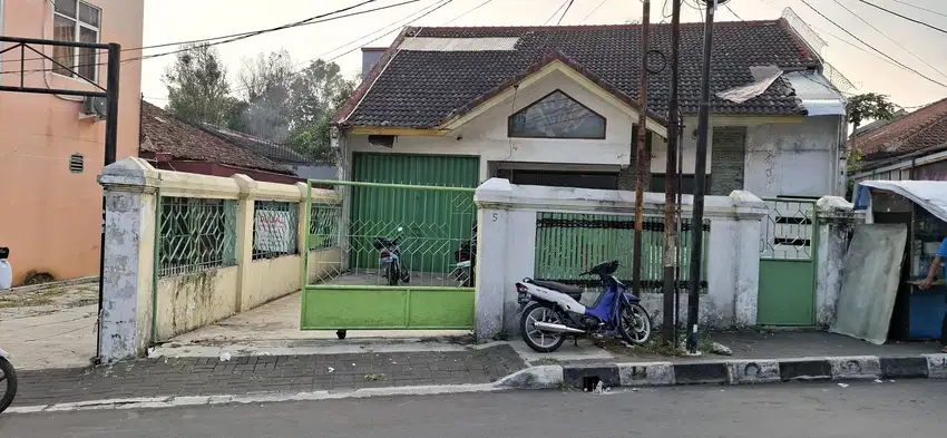 Disewakan Rumah Besar di Pusat Kota Sukabumi 4KT 2 KM