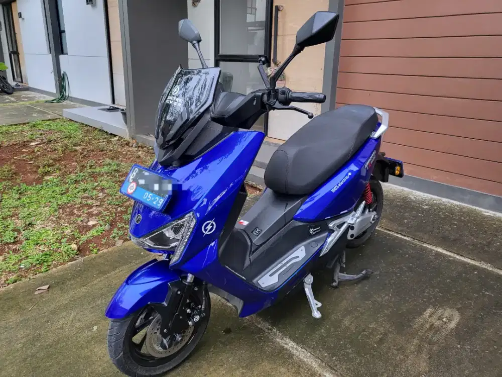 [DIJUAL] UNITED TX1800 MOTOR LISTRIK warna BIRU tahun 2024