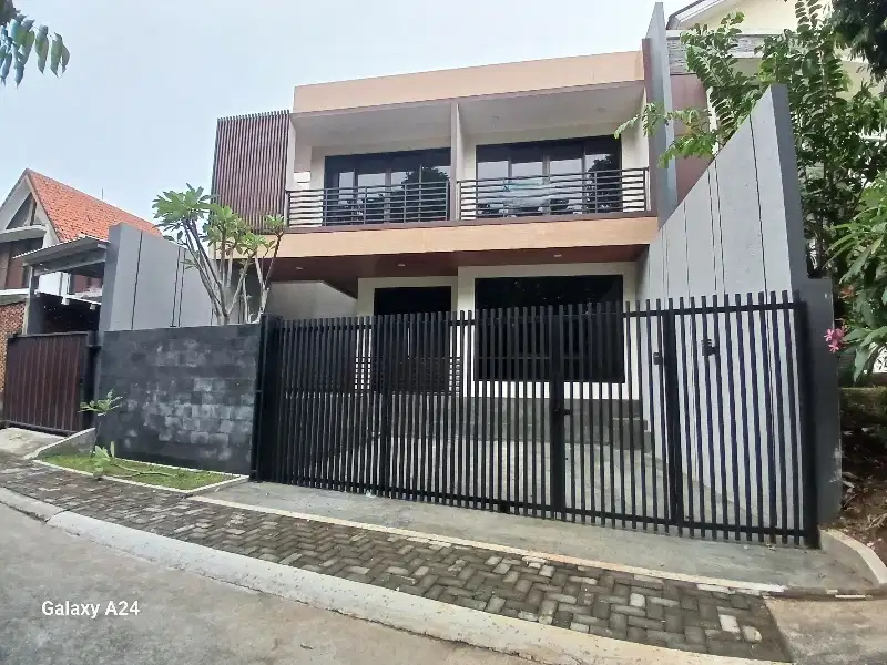 dijual rumah baru depan green area bagus dan siap huni