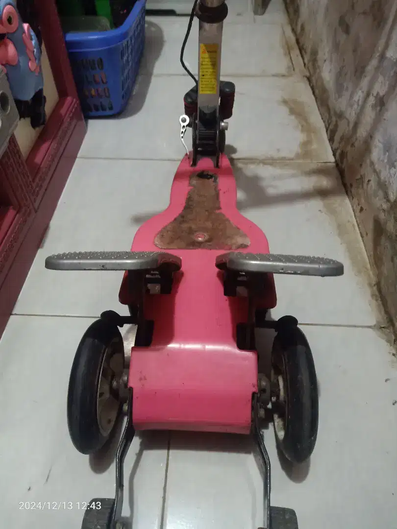 Skuter anak warna pink