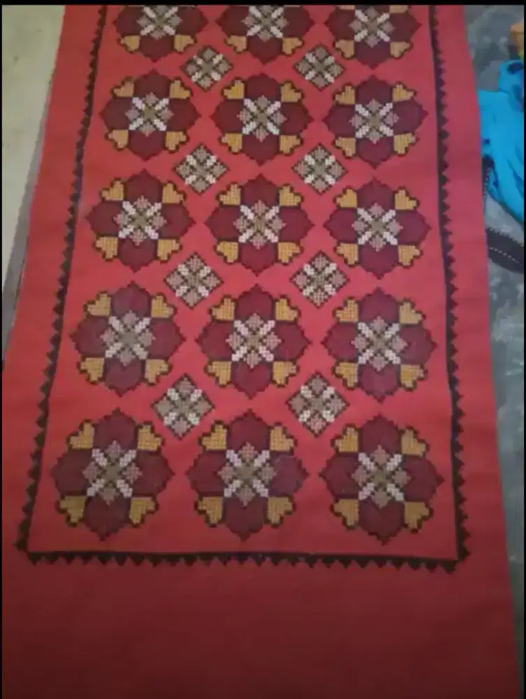 Taplak meja vintage warna merah kristik