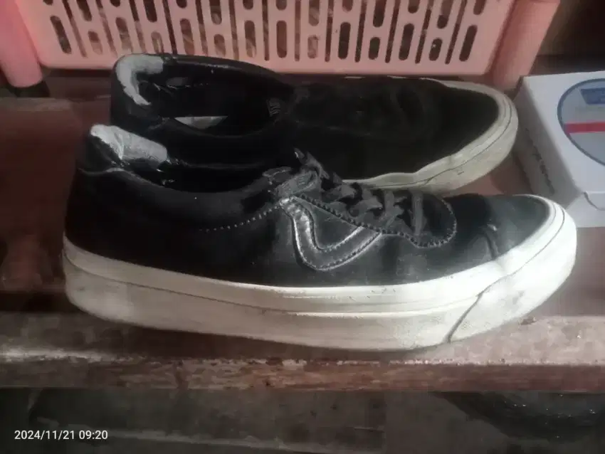 Sepatu Vans & Bata