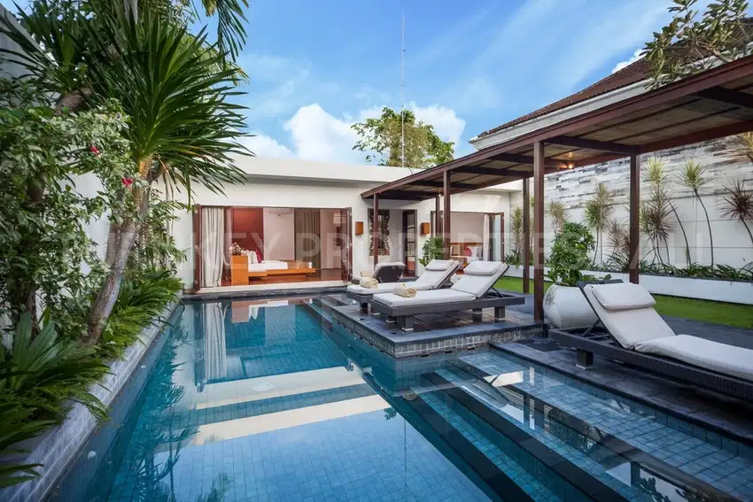 Vila Berdesain Tropis Modern di Jantung Seminyak