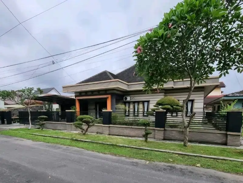 Villa vintage full furnis didalam komplek di kota medan