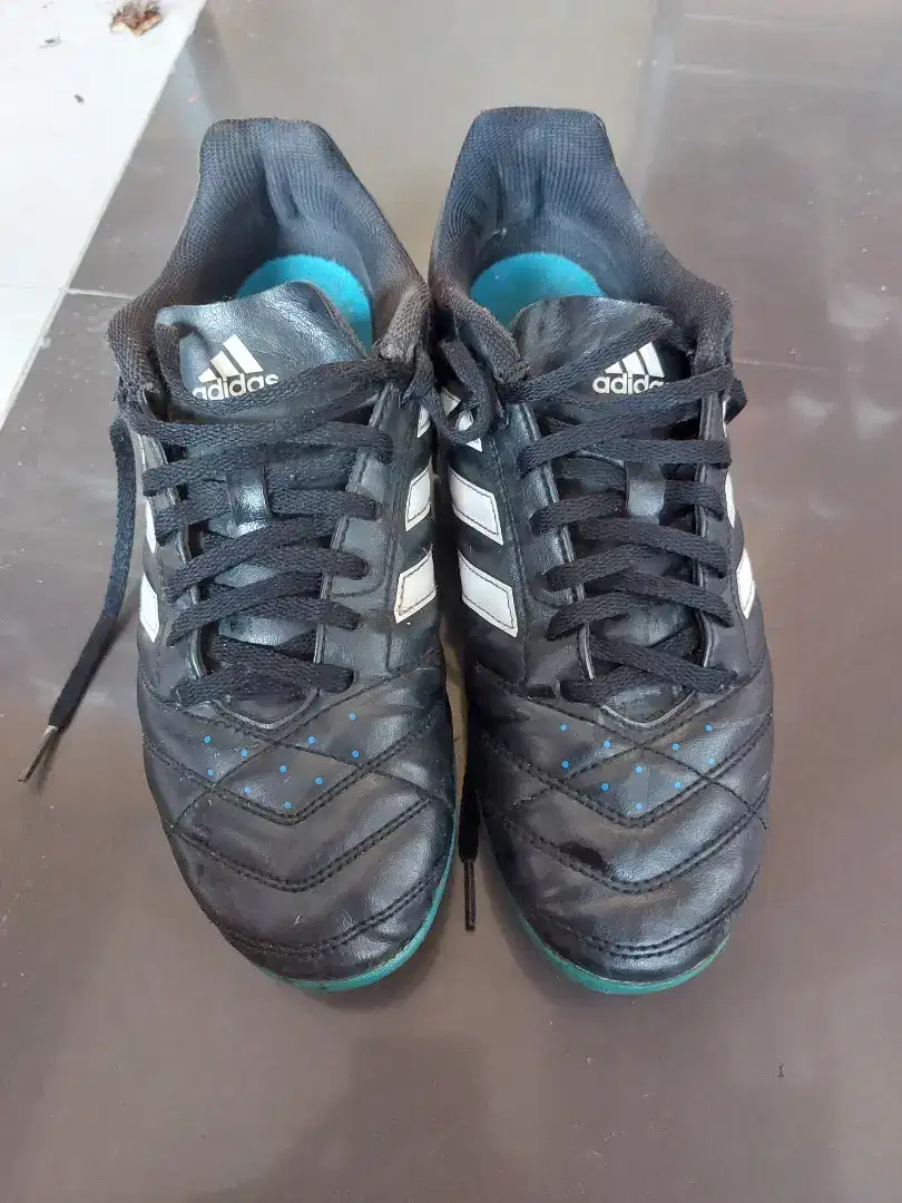 Sepatu bola Adidas