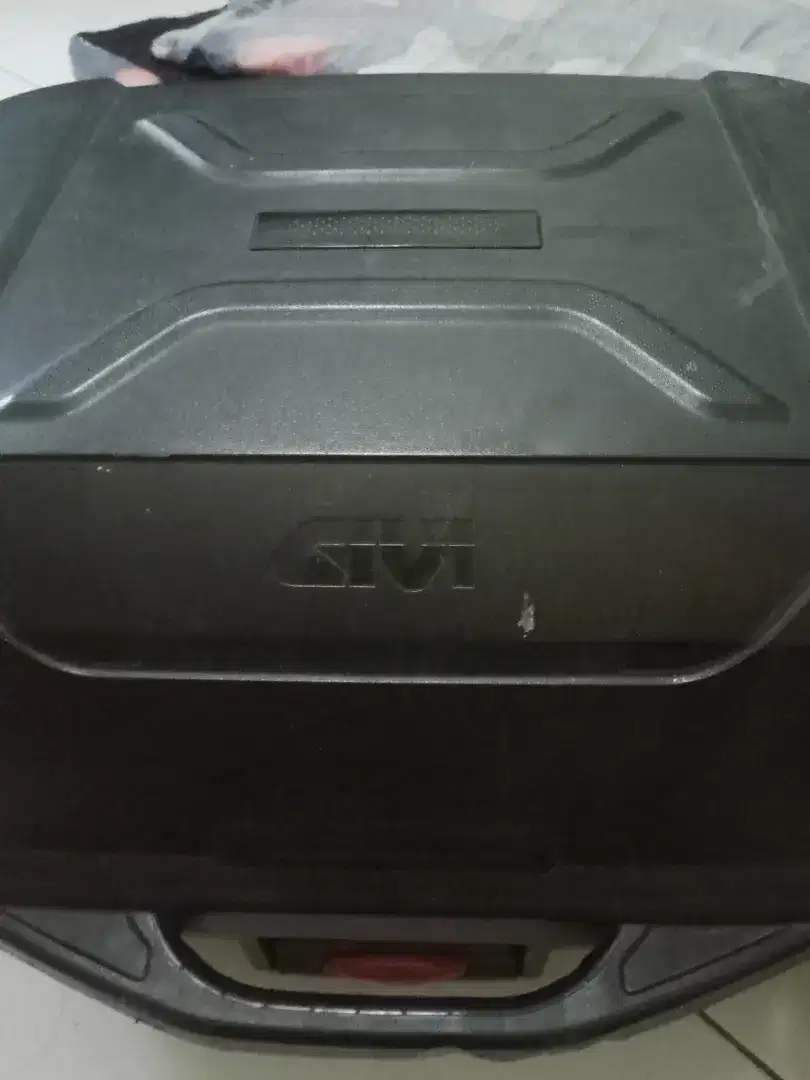 Box Givi E43 warna hitam