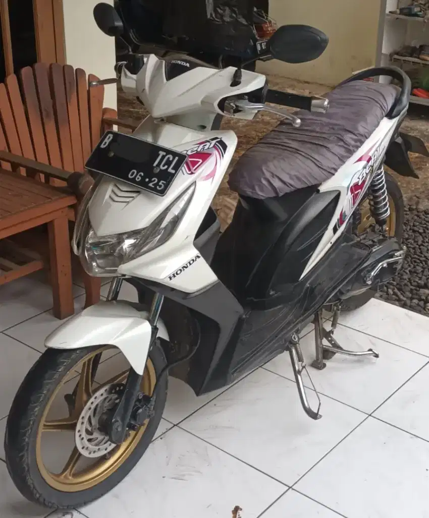 Honda Beat Karbu warna Putih tahun 2012