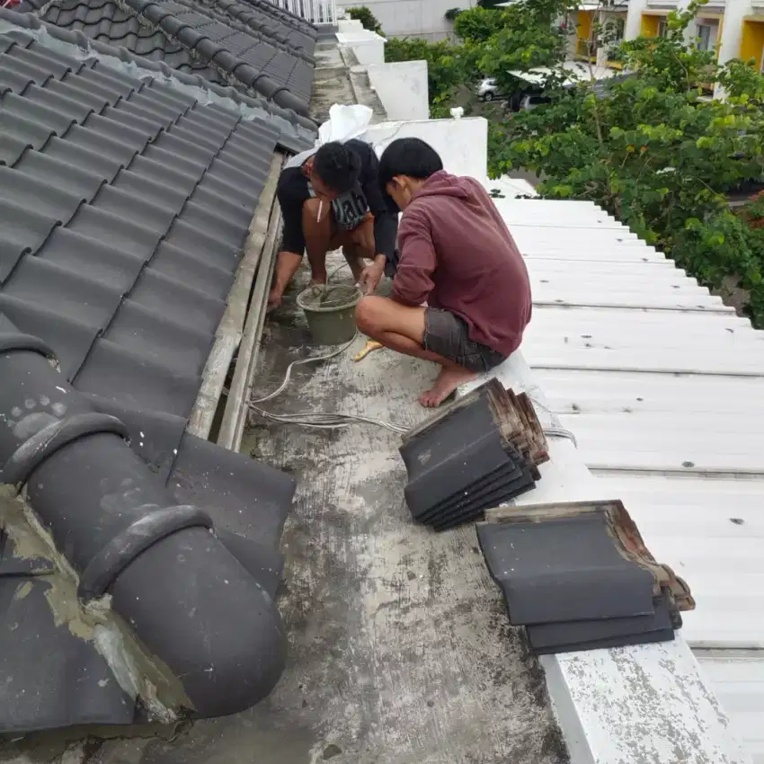 Jasa atap bocor, rembes, dak, tembok, plapon, dan perbaikan bangunan.