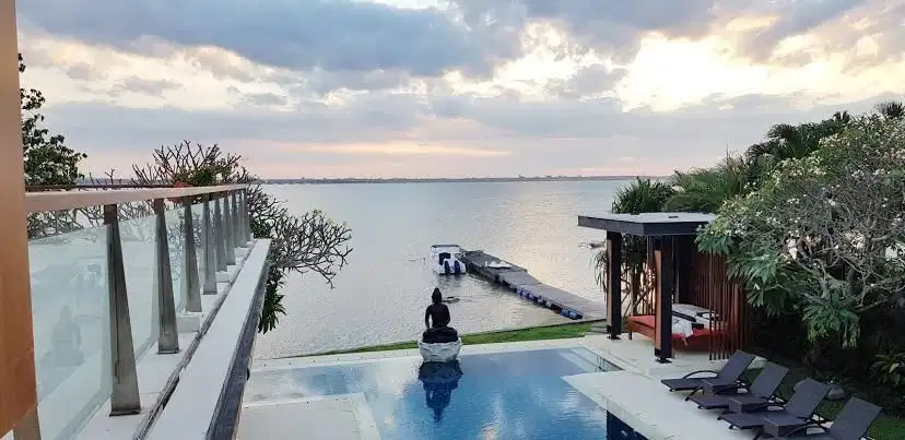 Villa mewah depan pantai dekat Nusa Dua