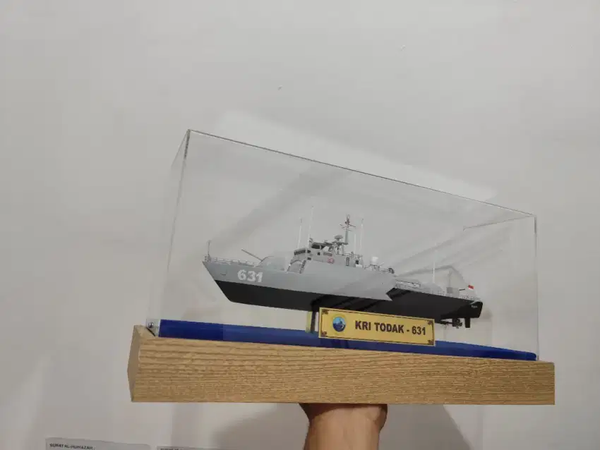 Souvenir miniatur KRI halasan