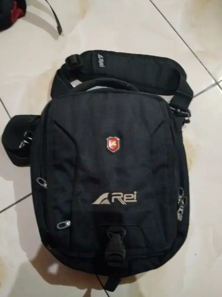 Tas selempang AREI